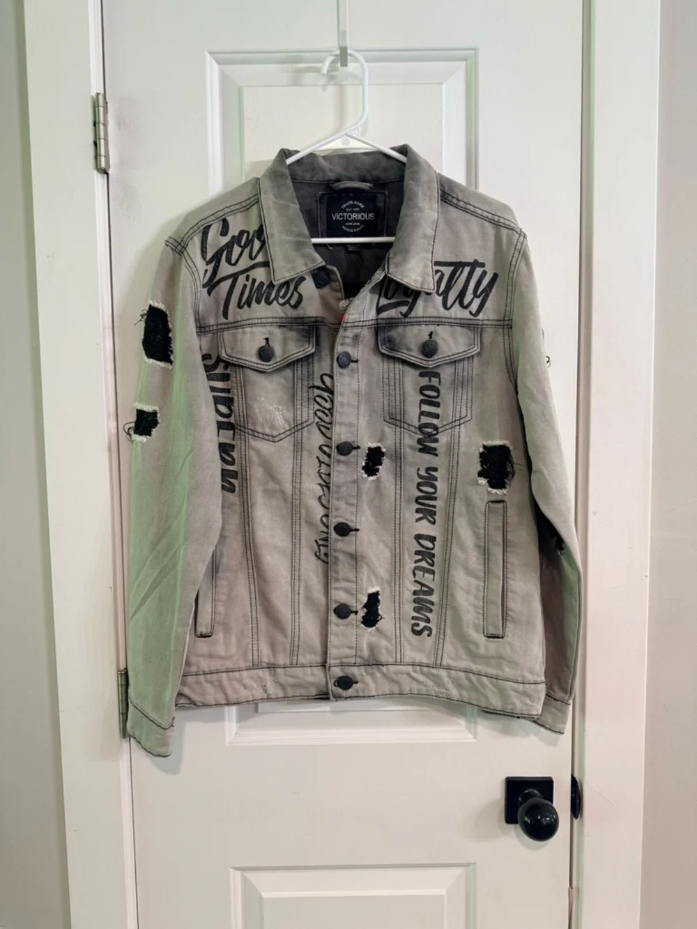 Victorious Gray Distressed Graphic Denim Jacket NWT Men’s Medium